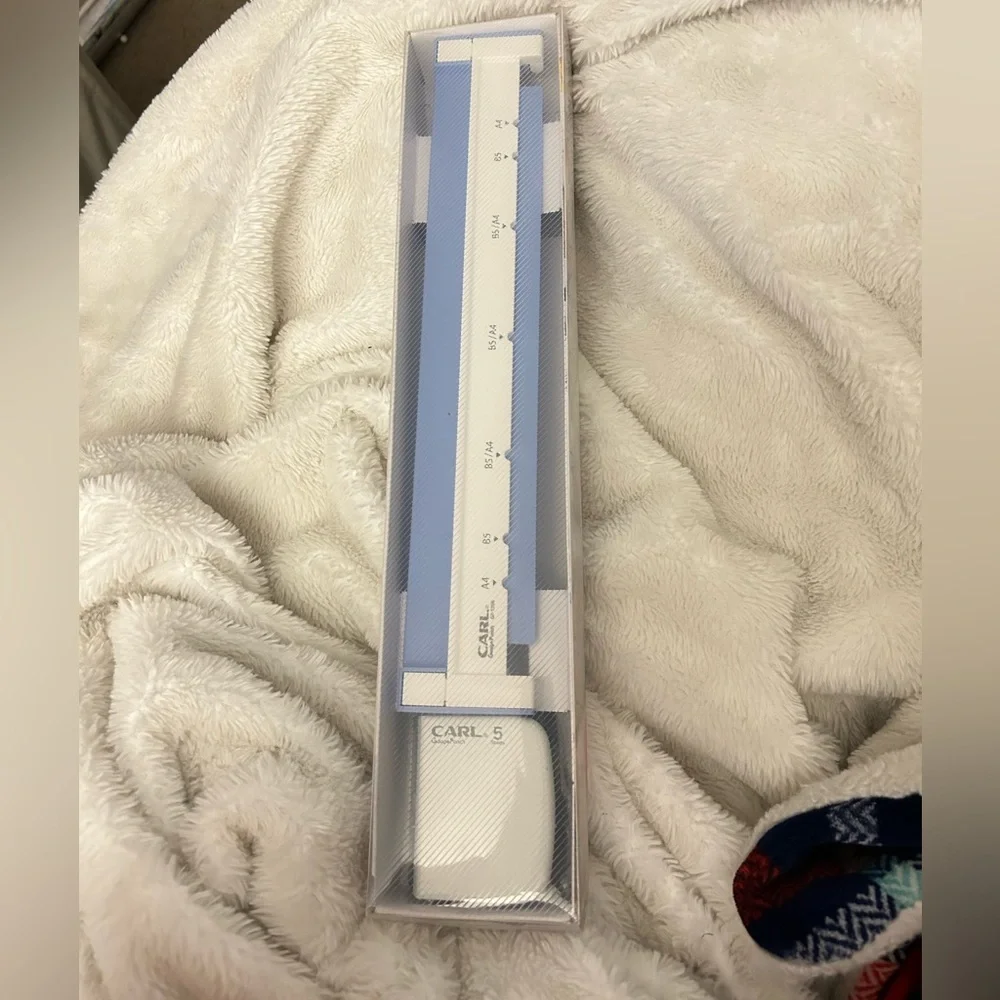 CARL A4 B5 hole puncher